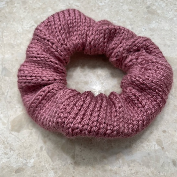 Pink knit scrunchie - Picture 1 of 5